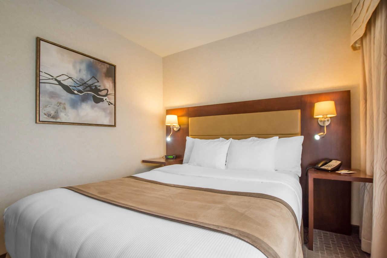 Quality Inn & Suites Val-d'Or Buitenkant foto