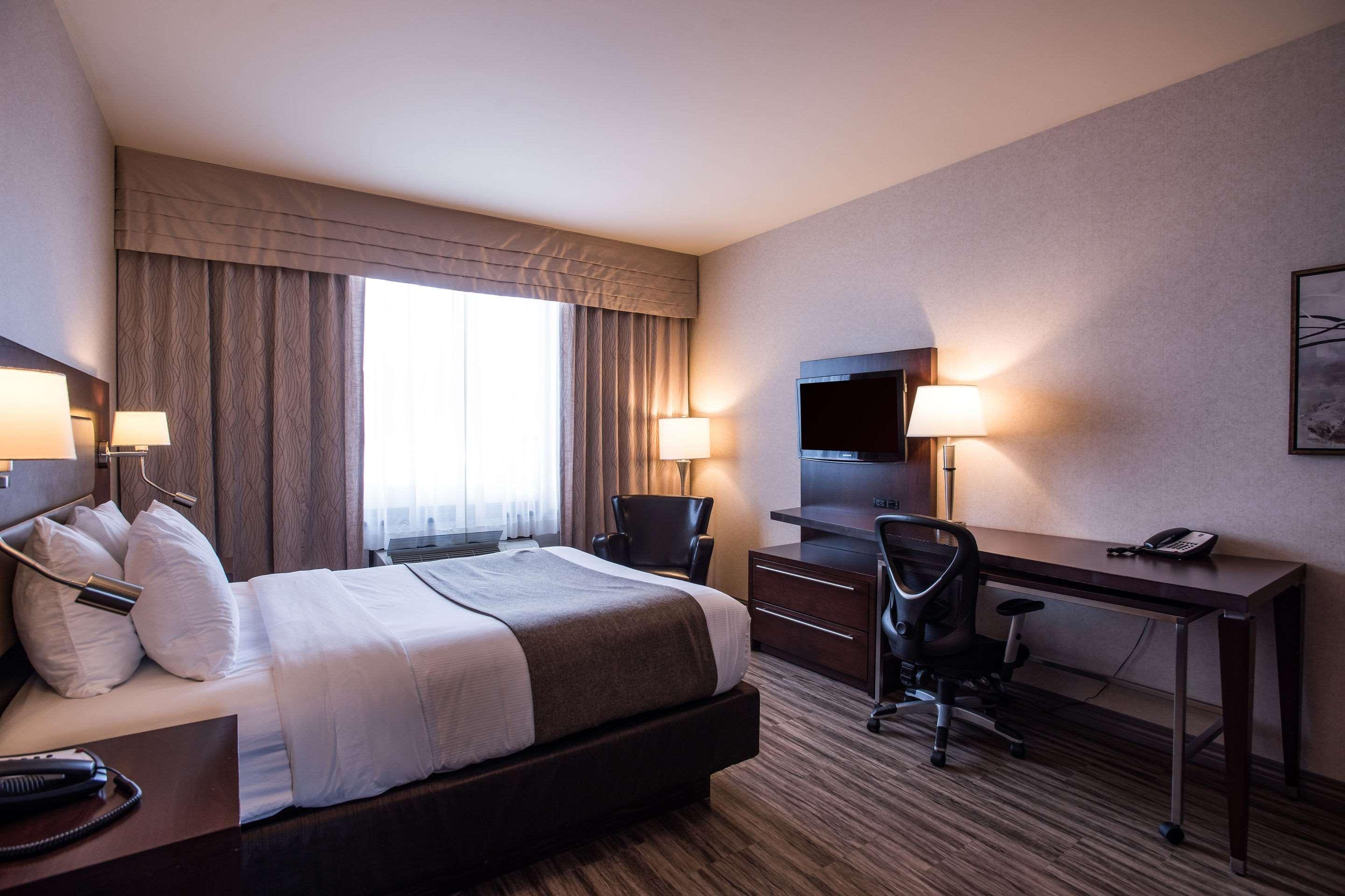 Quality Inn & Suites Val-d'Or Buitenkant foto