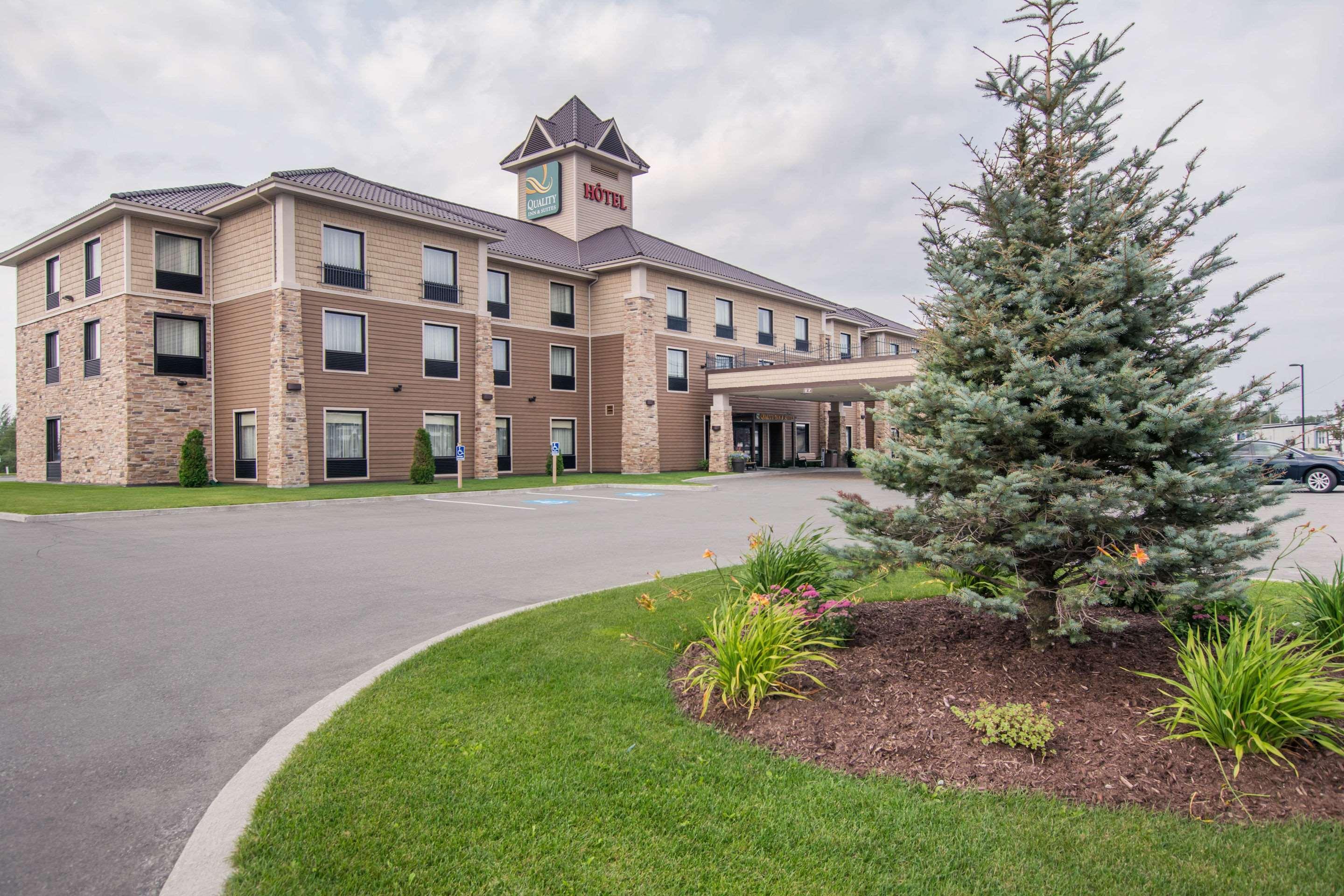Quality Inn & Suites Val-d'Or Buitenkant foto