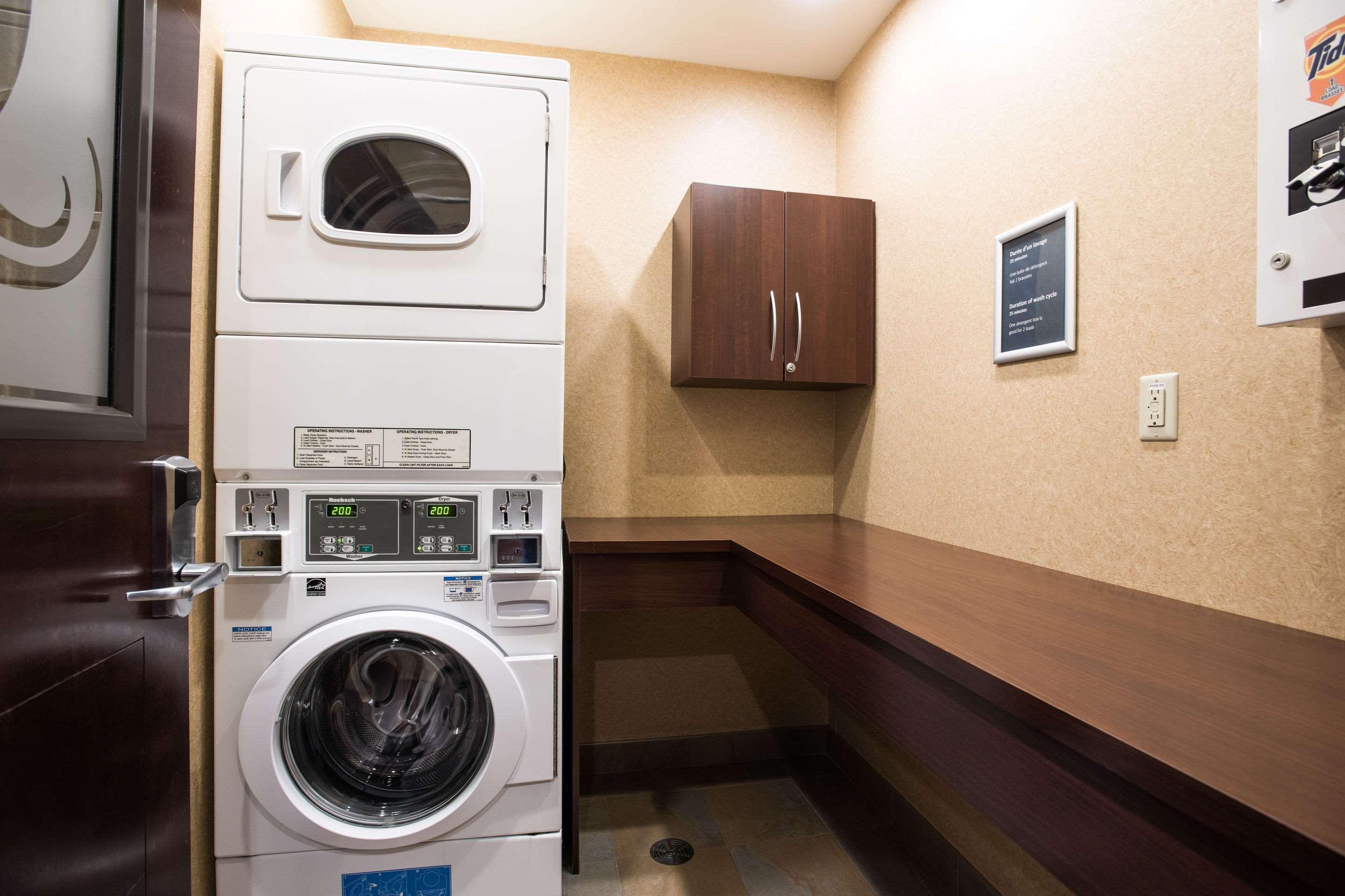 Quality Inn & Suites Val-d'Or Buitenkant foto