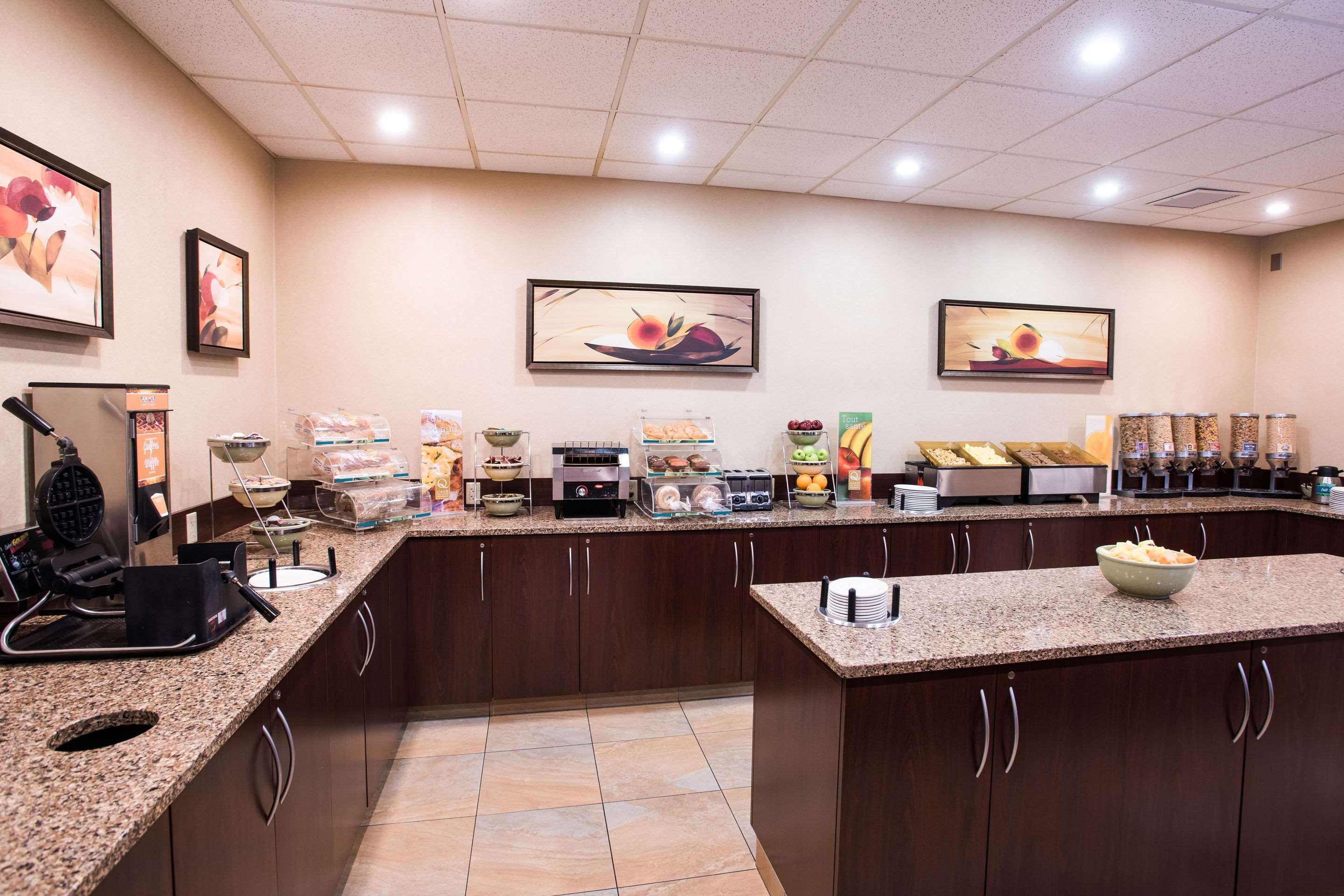 Quality Inn & Suites Val-d'Or Buitenkant foto