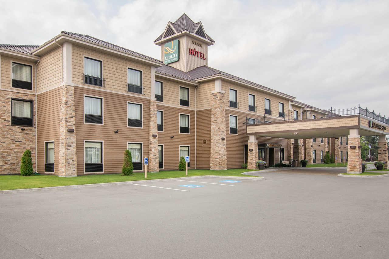Quality Inn & Suites Val-d'Or Buitenkant foto
