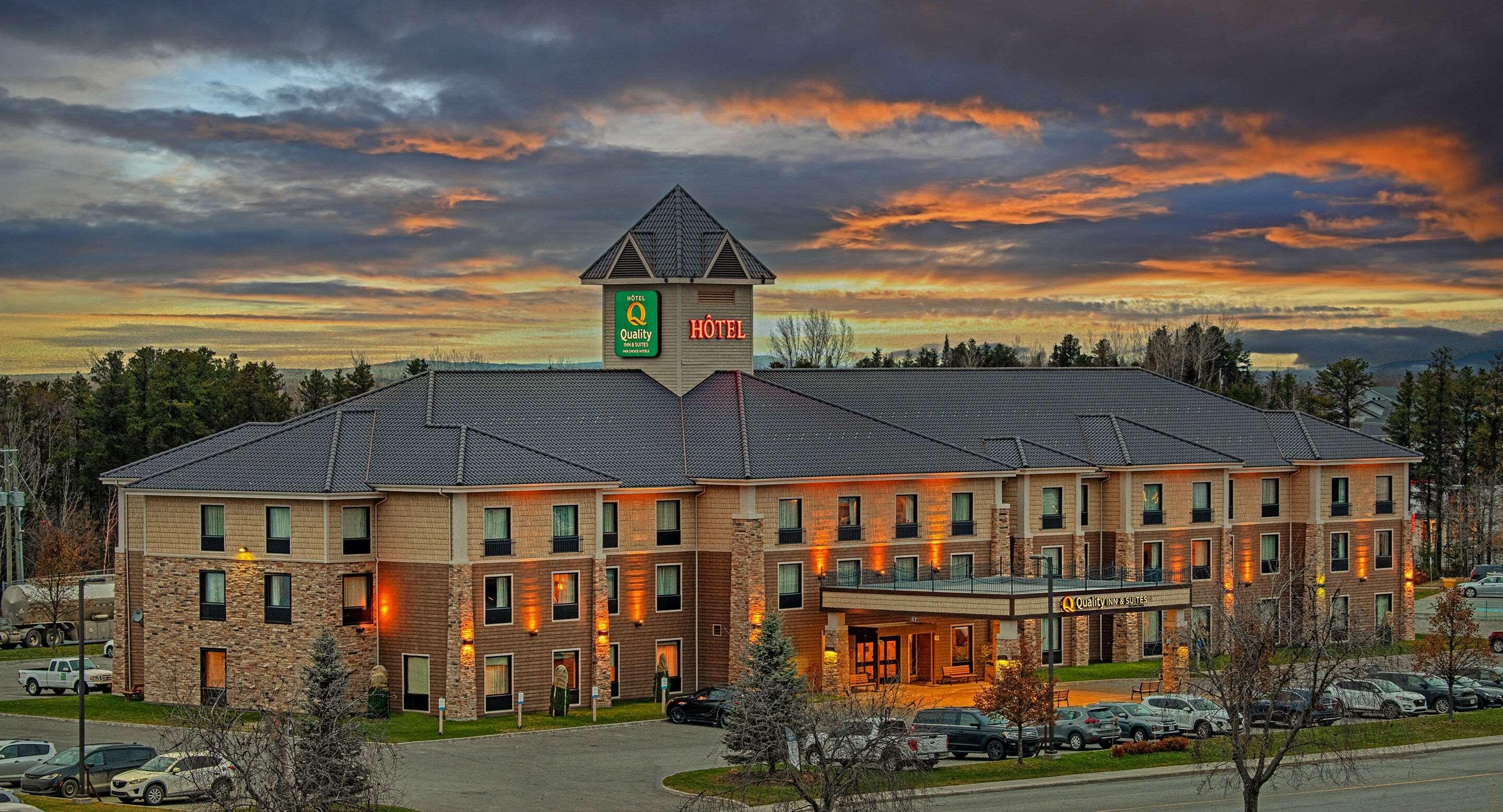 Quality Inn & Suites Val-d'Or Buitenkant foto
