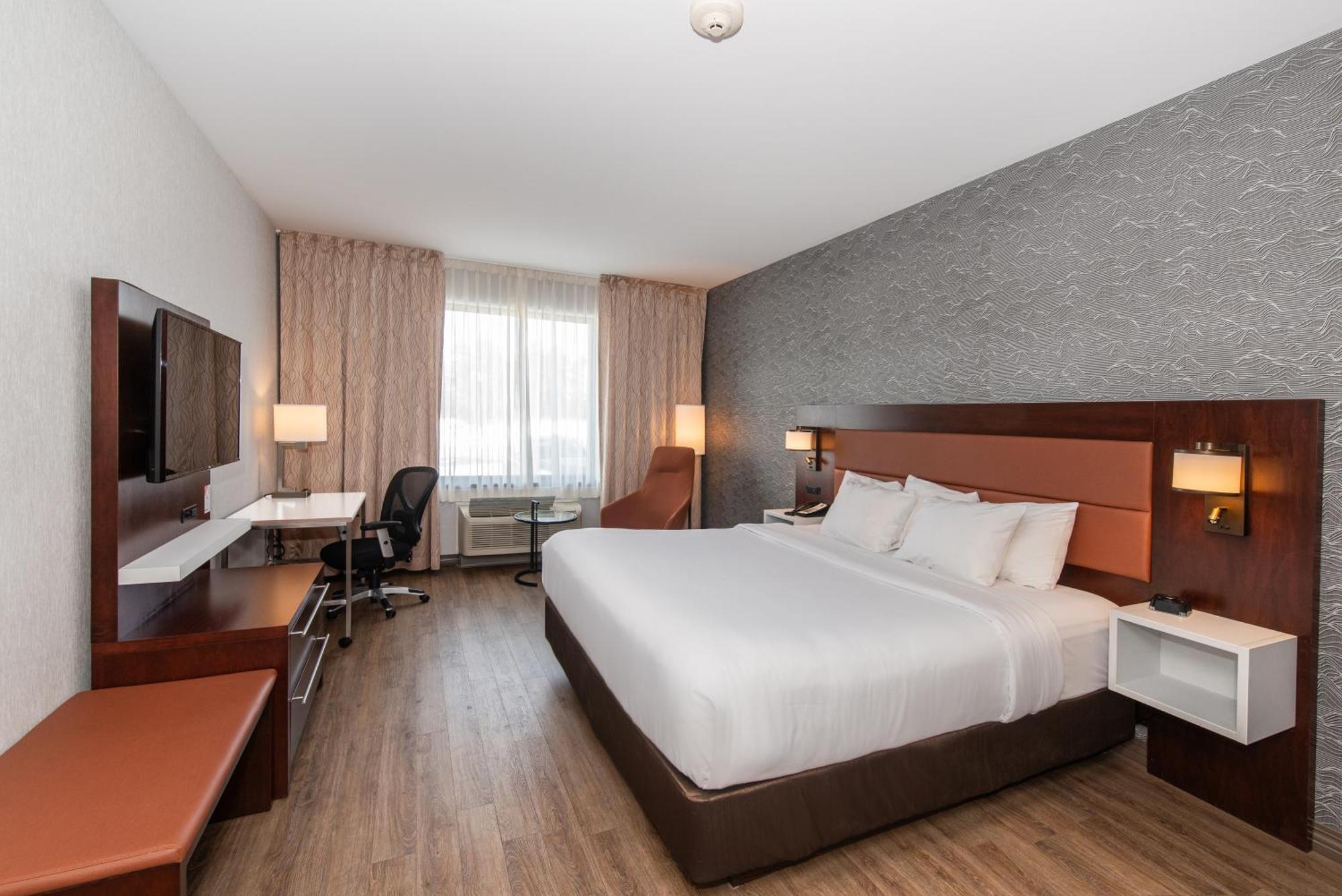 Quality Inn & Suites Val-d'Or Buitenkant foto
