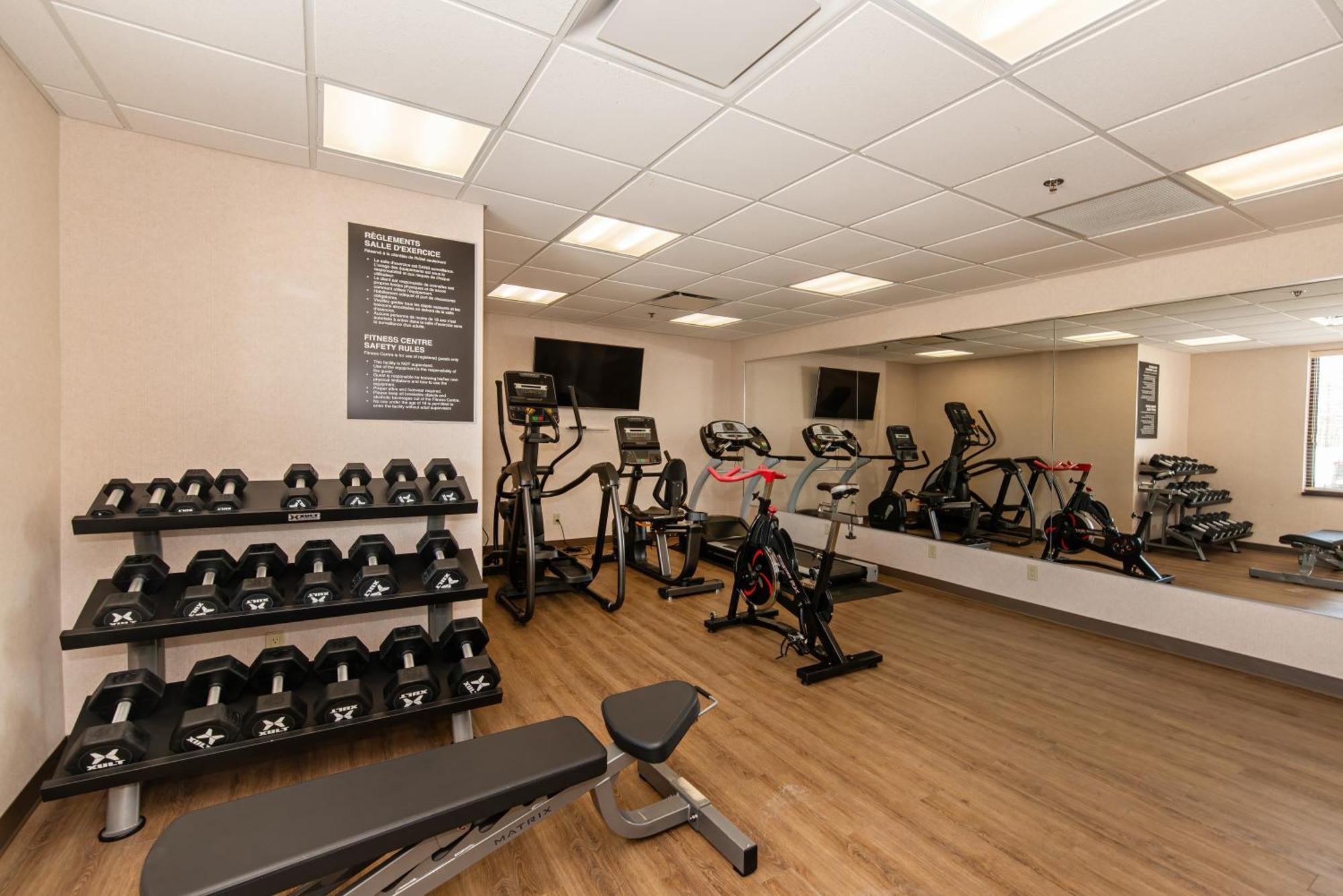 Quality Inn & Suites Val-d'Or Buitenkant foto
