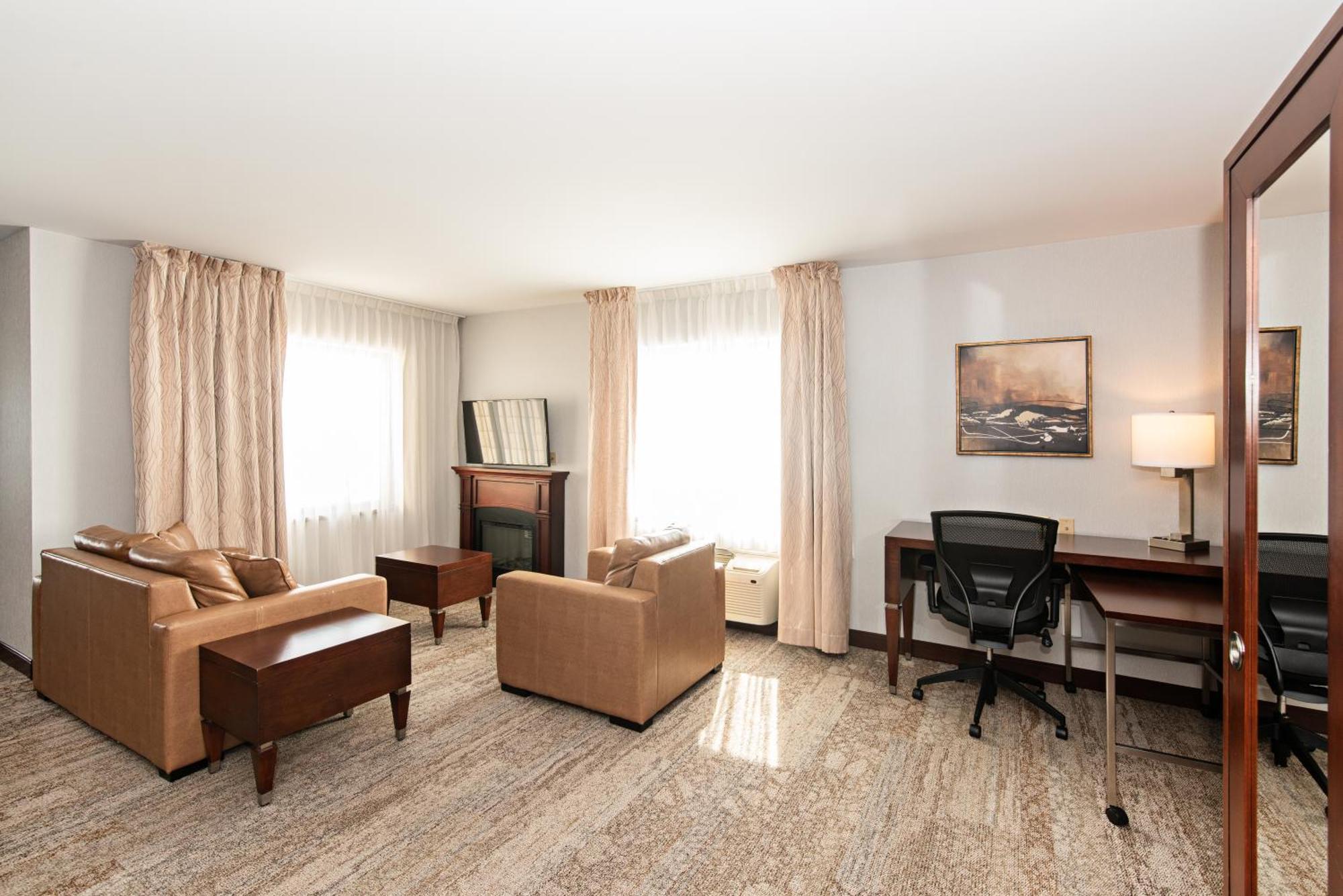 Quality Inn & Suites Val-d'Or Buitenkant foto