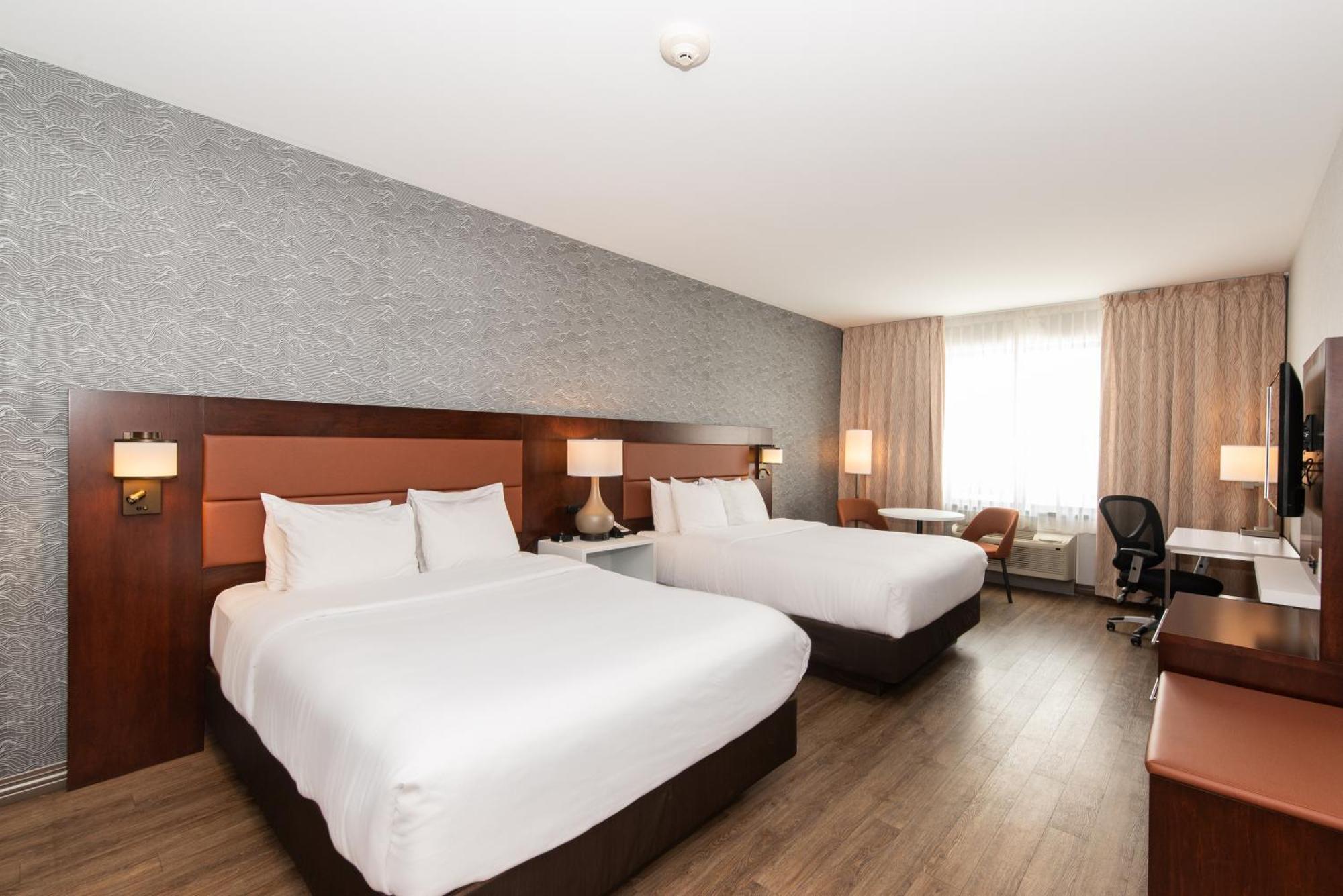 Quality Inn & Suites Val-d'Or Buitenkant foto