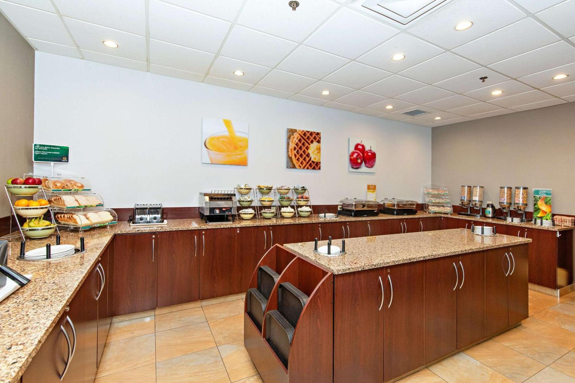 Quality Inn & Suites Val-d'Or Buitenkant foto