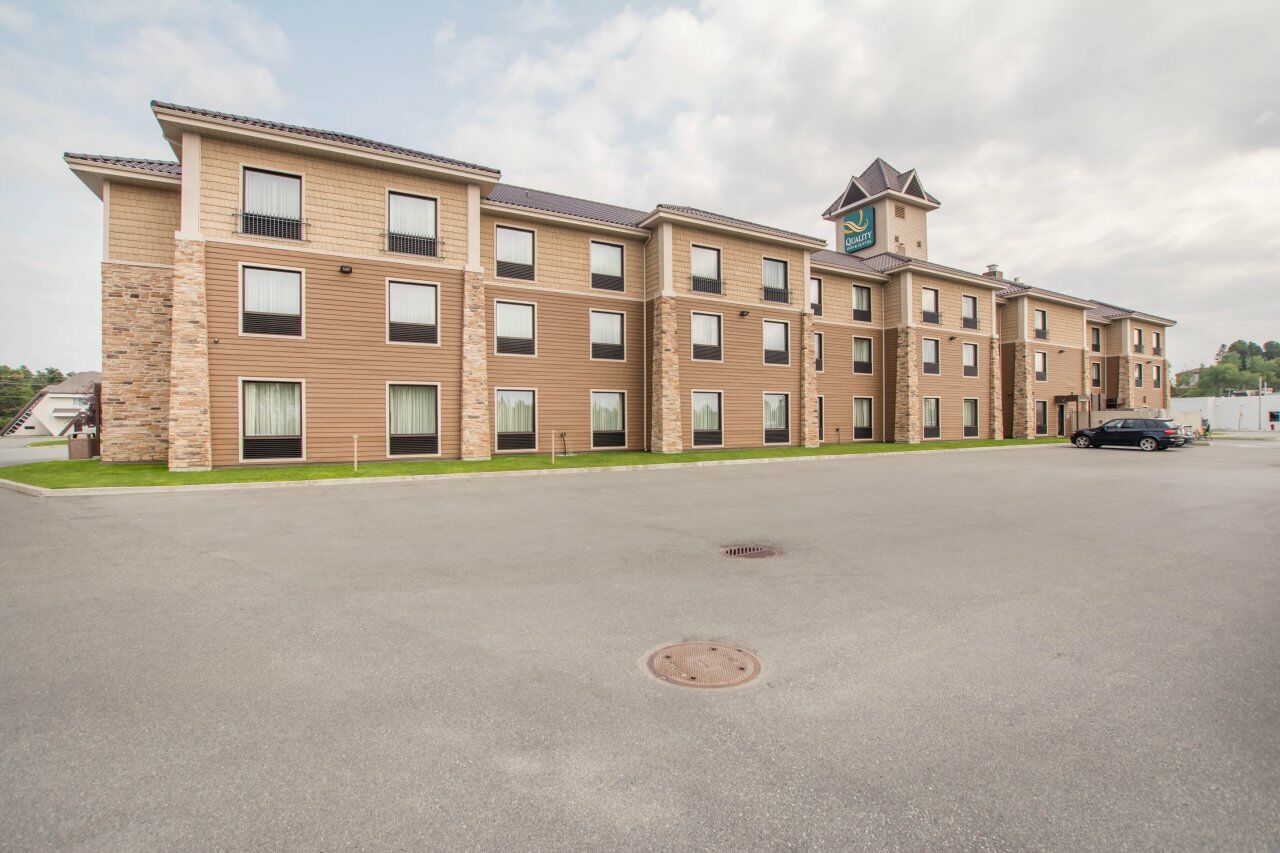 Quality Inn & Suites Val-d'Or Buitenkant foto